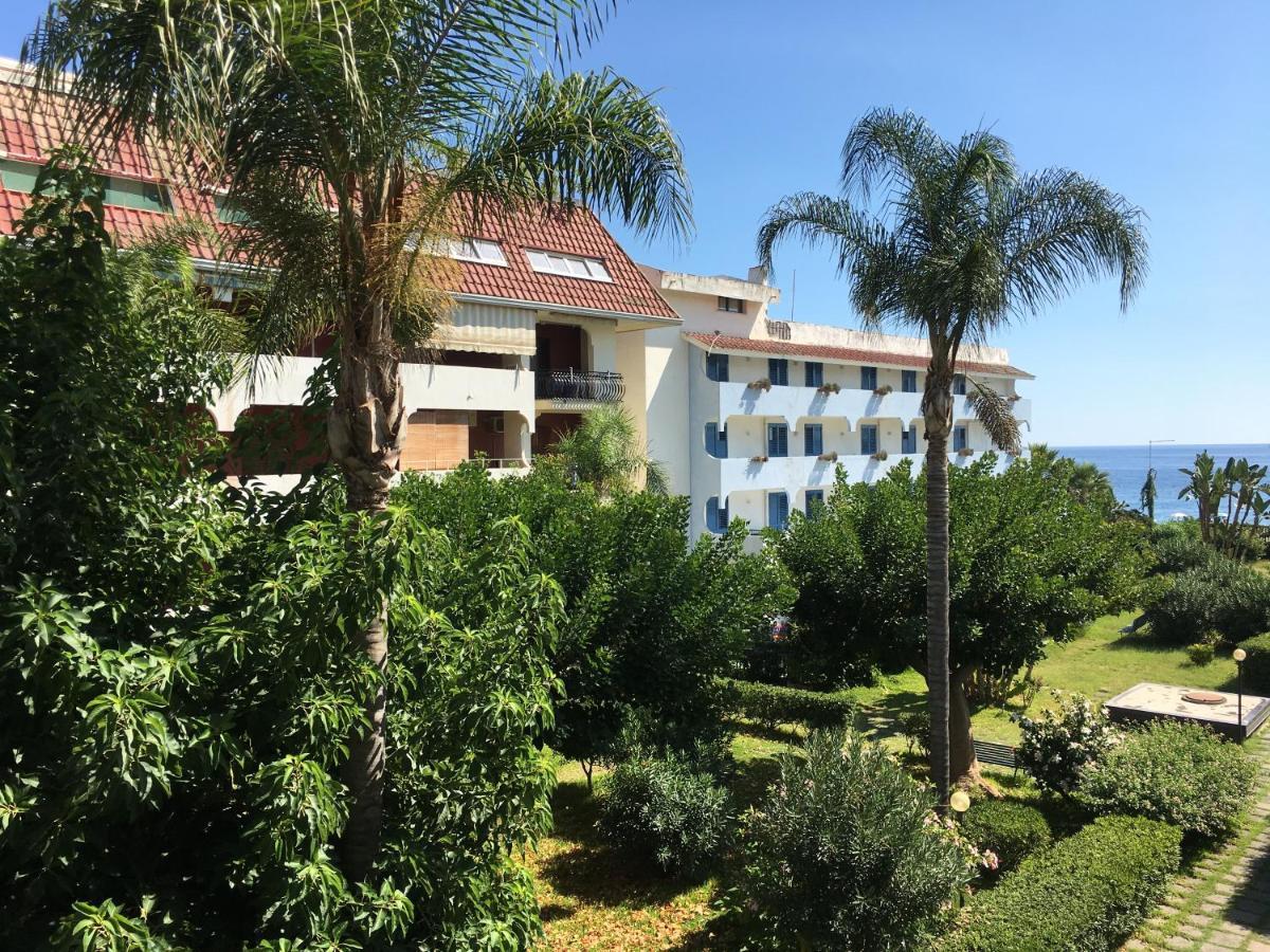 Baia degli Dei - Living La Nike Apartment Giardini Naxos Bagian luar foto