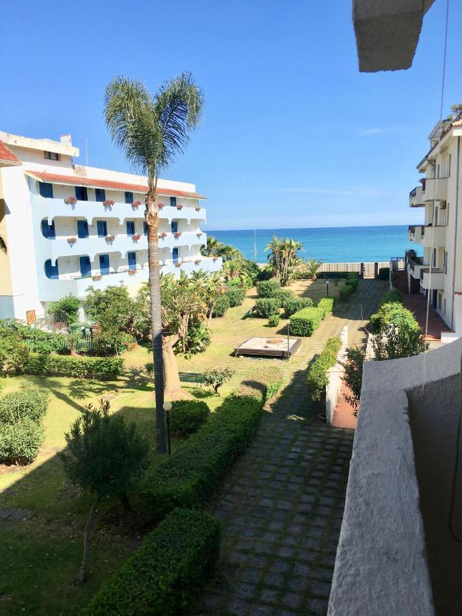 Baia degli Dei - Living La Nike Apartment Giardini Naxos Bagian luar foto
